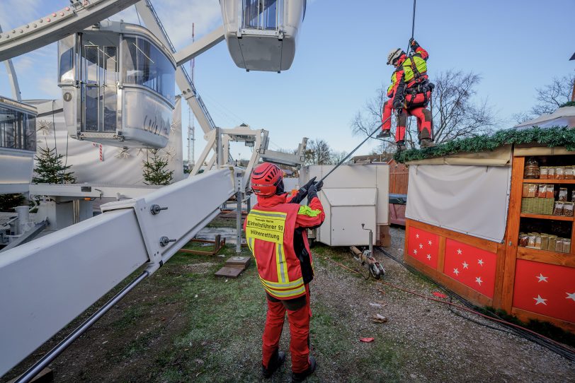 Üben eines Einsatzes der Höhenretter der Herner Feuerwehr am Mittwoch (14.12.2022) beim Riesenrad am Cranger Weihnachtszauber.