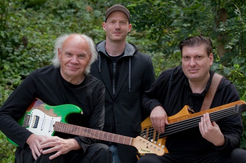 Jochen Schrumpf Trio: Jochen Schrumpf (Gitarre), Wilm Flinks (Schlagzeug) Patric Siewert (Bass).
