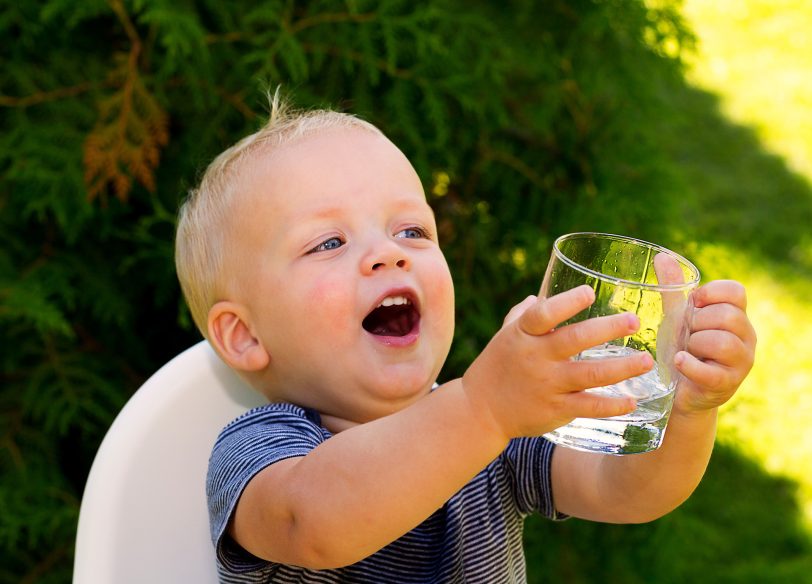Kleinkinder und Babys brauchen bei Hitze mehr Flüssigkeit, daher ist regelmäßiges Trinken an warmen Tagen in Herne besonders wichtig.