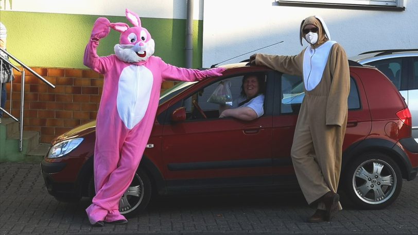 Einmal zum Mitnehmen bitte: Die Osterüberraschung gab es im Drive-In.