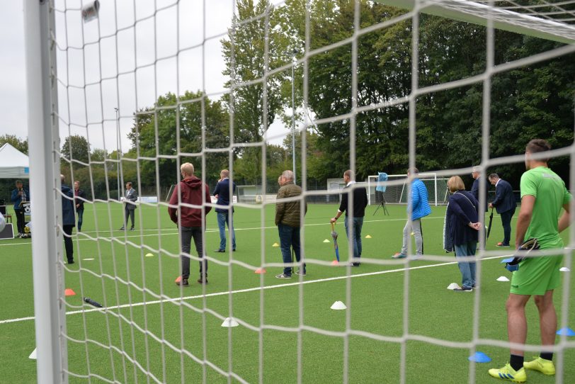 Übergabe des neuen Kunstrasenspielfeld auf dem Nebenplatz am DSC Stadion.