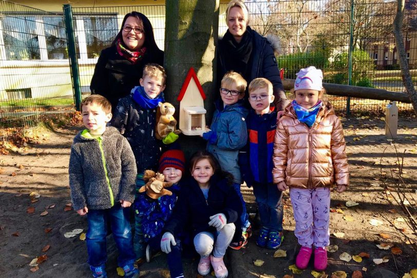 Kita-Kinder helfen Eichhörnchen.