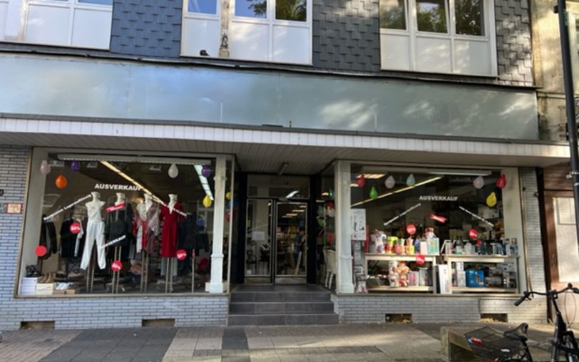 Hat am Freitag (3.11.2023) an der Hauptstraße 300 eröffnet: Ein neuer Ausverkauf/Restposten-Laden. Oben drüber renoviert Sevki Demirtas die oberen Etagen, um dort ein Boardinghouse (Ferienwohnungen zur Miete) entstehen zu lassen.