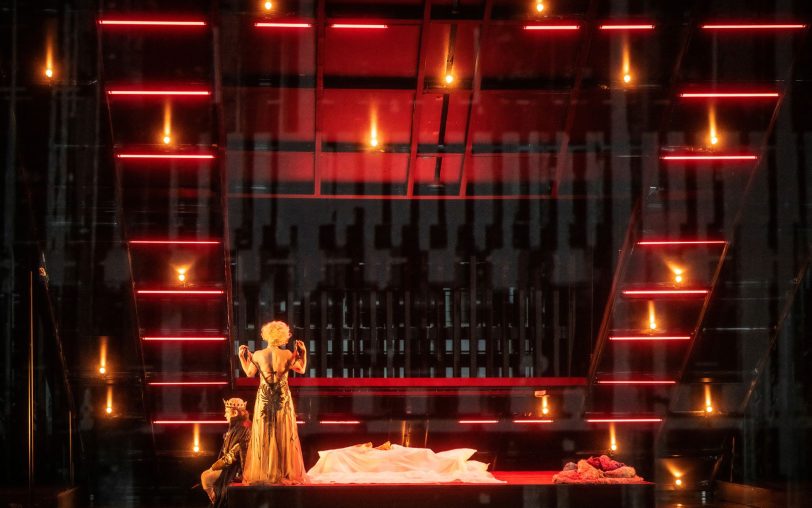 Cardillac (Heiko Trinsinger) mit dem Rücken zum Lotterbett noch ohne Pole Dance Stange der verführerische „Dame“ (Astrik Khanamiryan).