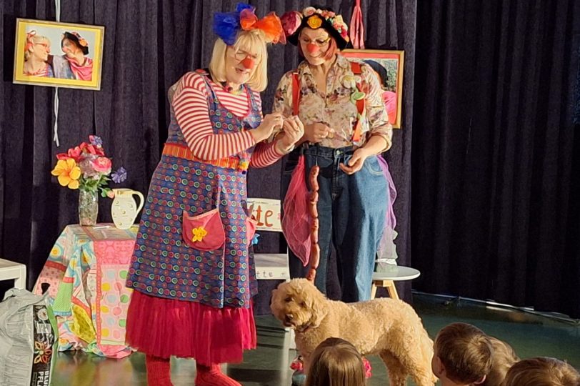 Wohin mit unserer Trauer? Das fragen sich die Clowninnen Ulli Sonderhüsken und Sylvie Blätgen in dem Theaterstück
