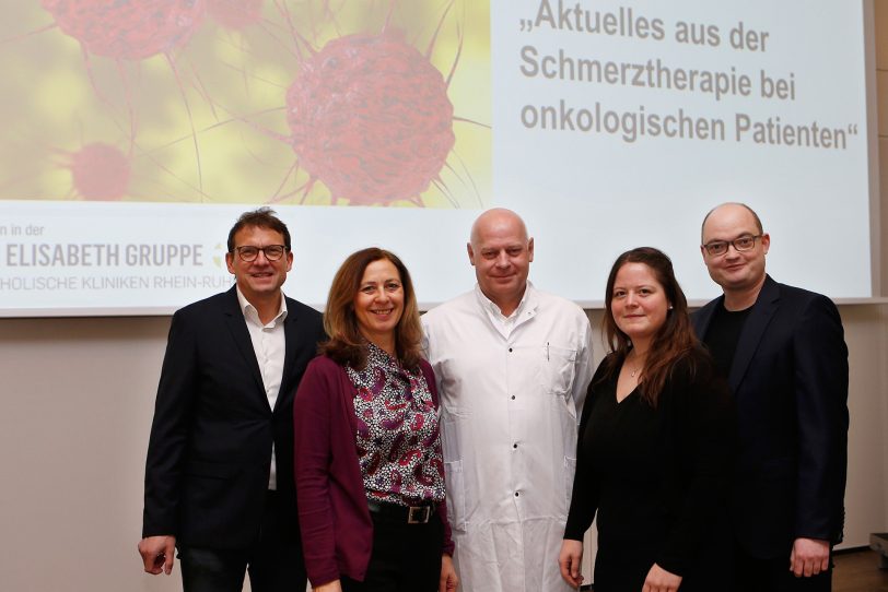 Prof. Dr. Dirk Strumberg (l.) informierte zusammen mit einem interdisziplinären Expertenteam über Schmerztherapie bei onkologischen Patienten.