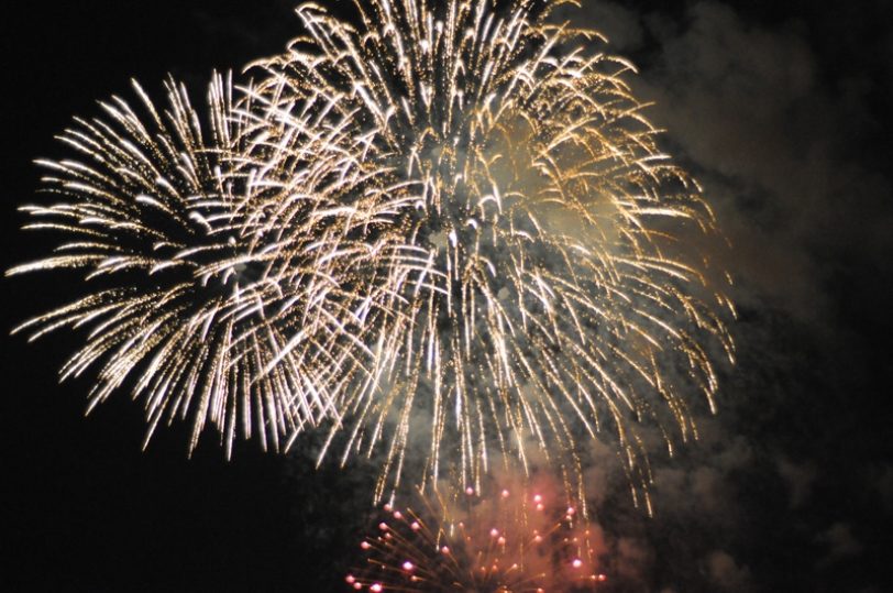 Ein Feuerwerk zur Eröffnung der Kirmes in Castrop.