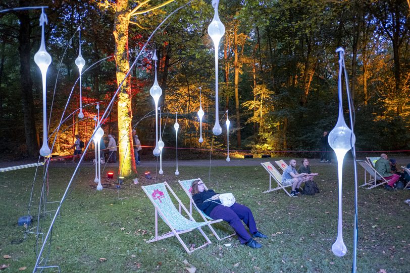 "Licht an!" im KunstWald-Park Teutoburgia in Herne (NW), am Samstag (03.08.19). Der Förderverein Teutoburgia und Klangkünstler Christof Schläger hatten zu diesem Abend in das Wäldchen rund um das Fördergerüst und die Maschinenhalle Teutoburgia an der Schadeburgstraße eingeladen.