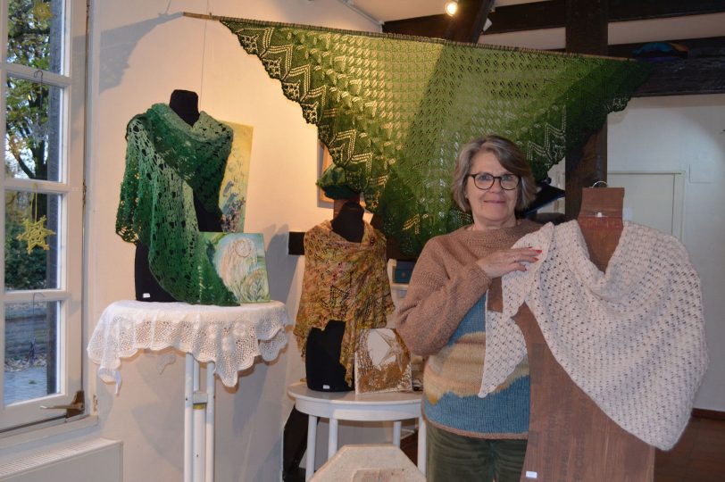 Heike Hollenhorst präsentiert im wundervoll dekorierten Schollbrockhaus ein von ihr gehäkeltes Schultertuch.