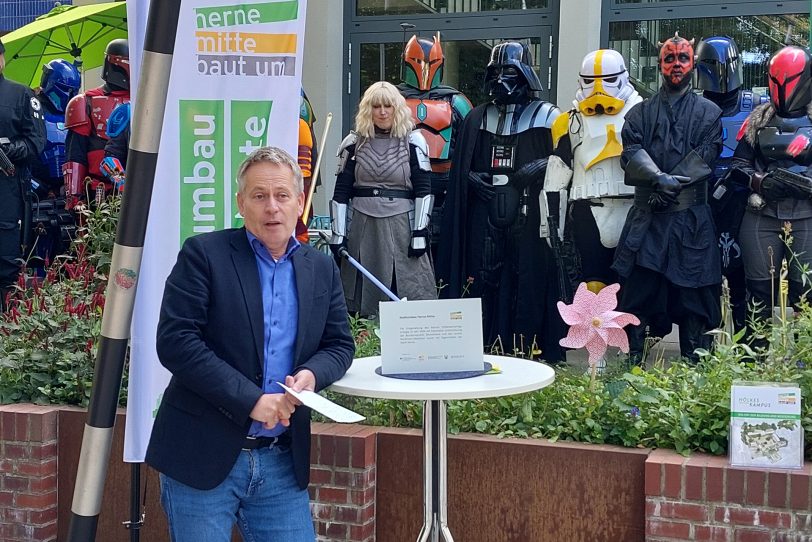 Stadtrat Stefan Thabe bei der Eröffnung der Fläche des „Kleinen Hölkeskamprings“ vor dem Stadtteilzentrum H2Ö am Sonntag (15.9.2024).