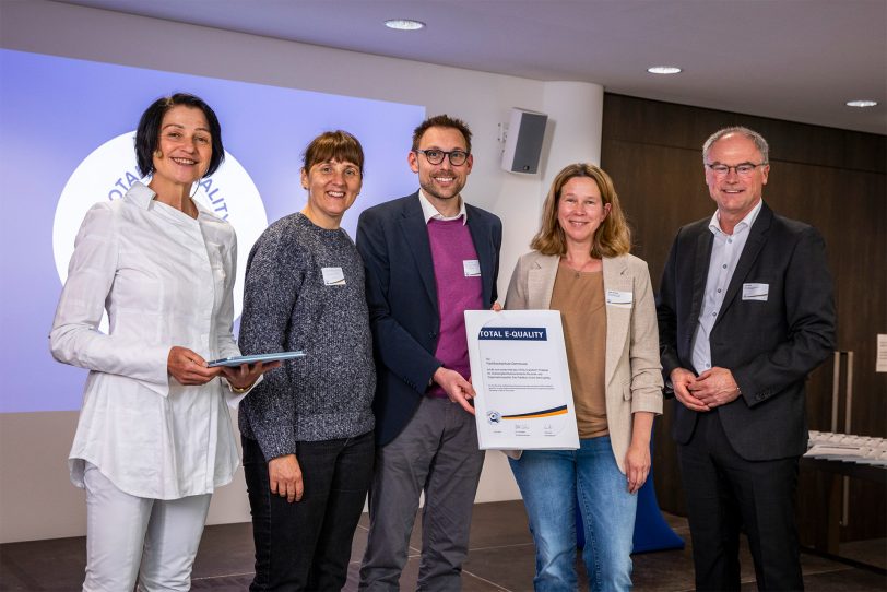 Vorstandsvorsitzenden des Vereins, Dr. Ulla Weber (l.) und Udo Noack (r.) überreichten Dr. Ramona Schröpf (2.v.l.), Prorektorin für Kommunikation und Internationalisierung, Prof. Dr. Stephan Weyers, Prorektor für Lehre und Studium, und Sonja Hunscha, Gleichstellungsbeauftragte an der FH Dortmund die Urkunde.