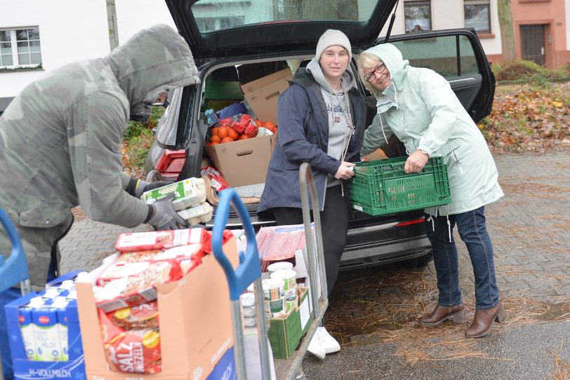 Unterwegs für die gute Sache: (v.li.) Nicole Gertz und Doris Dreier brachten im Auftrag der Caritaskonferenz Heilige Familie Lebensmittelspenden im Wert von 700 Euro zur Tafelausgabestelle Bielefelder Straße.