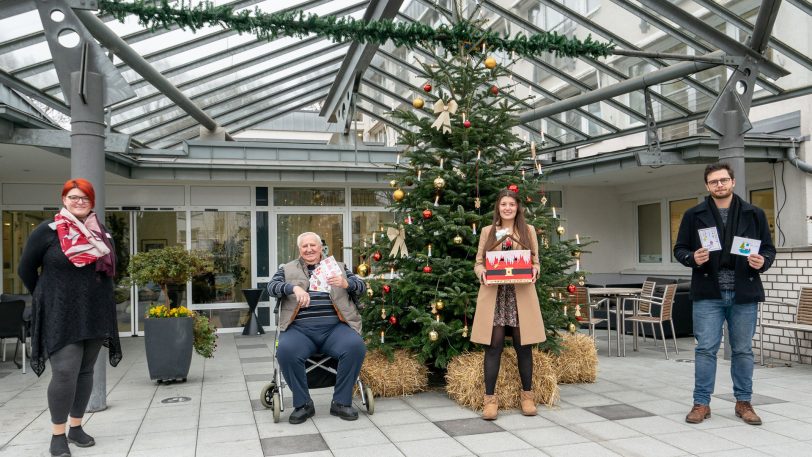 Bei der Übergabe von Nikolauspost und Postkarten im Grete-Fährmann-Seniorenzentrum vom KiJuPa: (v.li.) Katrin Piotrowski, Hans-Werner Bormann, Victoria Apel, Armin Kurpanik (Geschäftsführer KiJuPa)