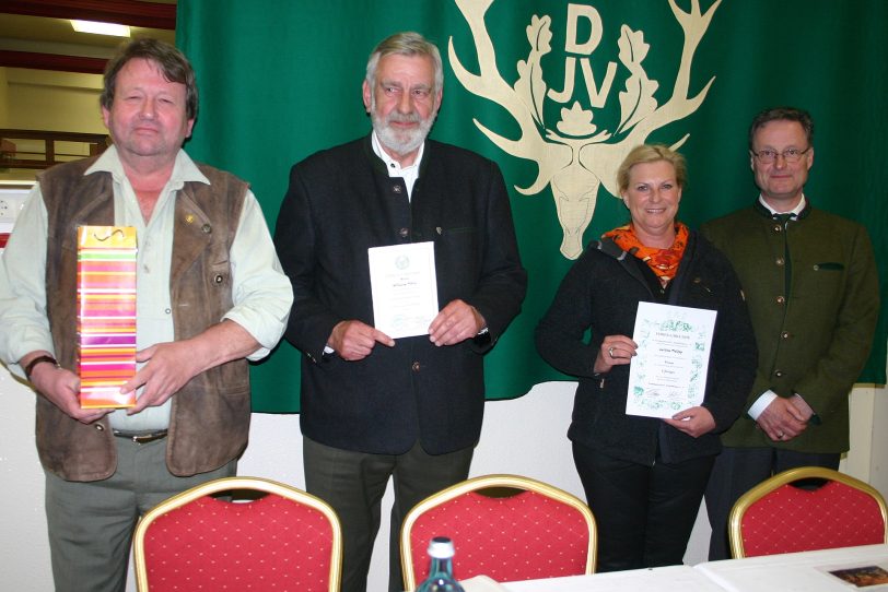 (v.l.) Dieter Bökelmann (Geschäftsführer der KJS), Willi Tölle, stellv. KJS-Vorsitzender, Cettina Philipp und Bernhard Bruns, Vorsitzender der Jägerschaft in Herne.