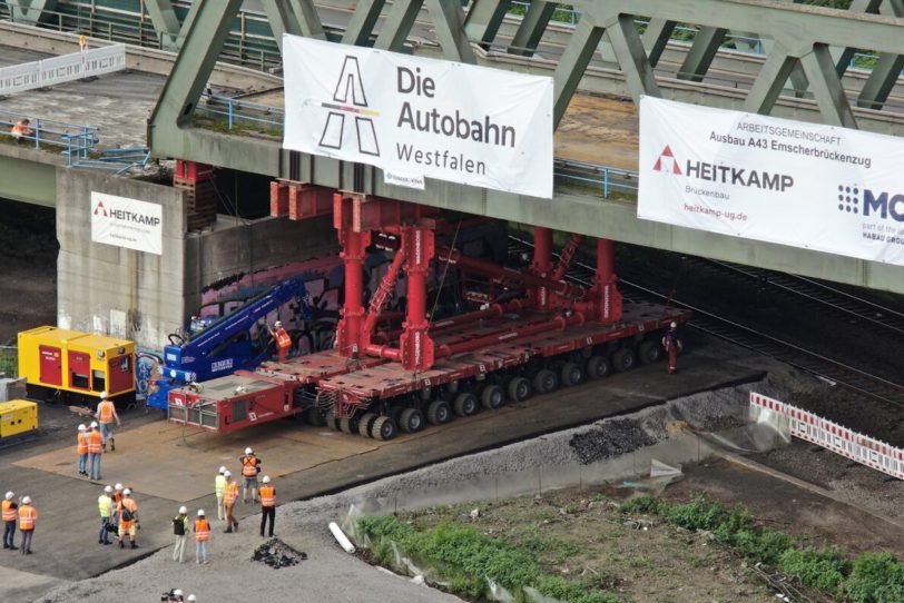 Das Stück der Brücke, welches bewegt wurde, wiegt 950 Tonnen.