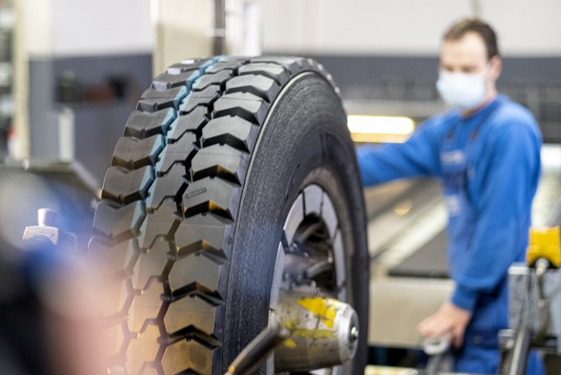 Auf die gebrauchte Karkasse wird in der Runderneuerung ein neuer Laufstreifen geklebt.