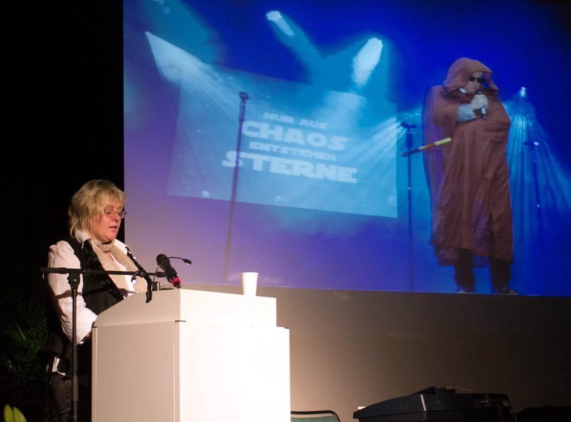 Silvia Golombeck erinnerte an Auftritte von Norbert Hoffmann bei Schulfeiern.