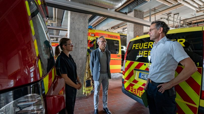 Neue Einsatztechnik für die Feuerwehr Leitstelle, Dezernent Frank Burbulla (Mi.) mit Branddirektor Marco Diesing (re.).