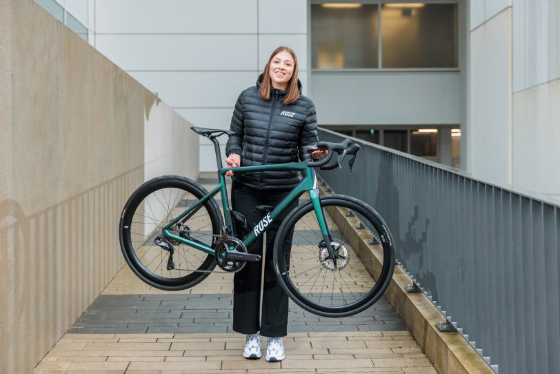 Marlen Nattefort zeigt, wie leicht das E-Rennrad REVEAL Plus Ultegra Di2 von ROSE Bikes ist.