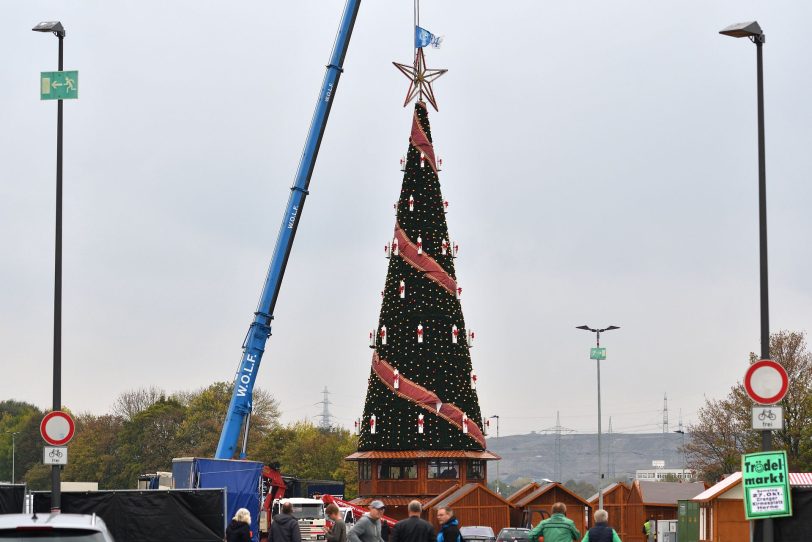 Aufbau des Weihnachtbaumes auf dem Cranger Kirmesplatz.