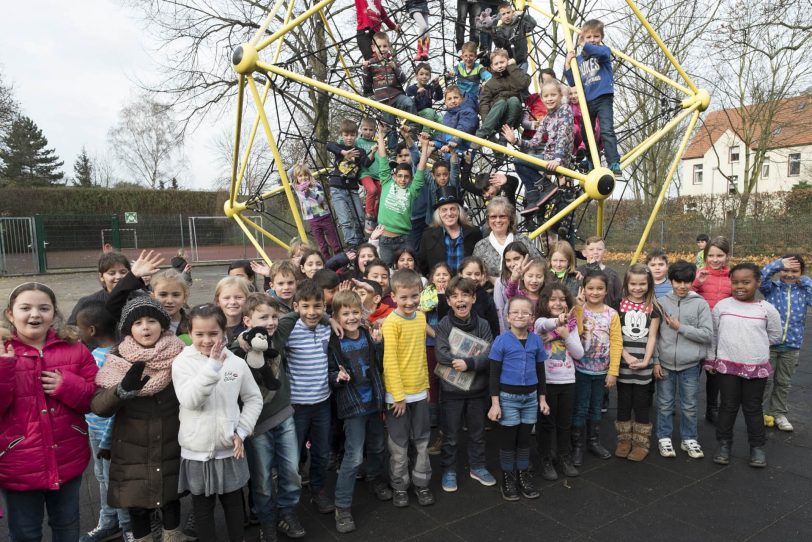 Gruppenfoto mit Schulleiterin Martina Nissalk und Hotte.