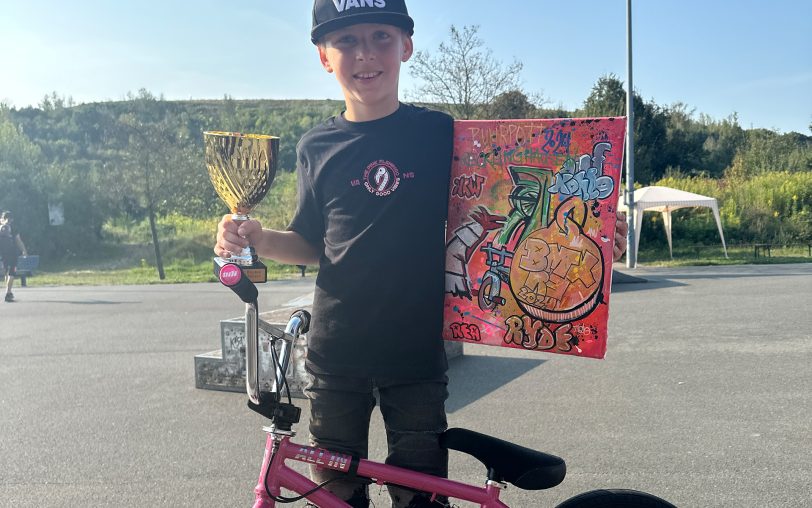 Stolz auf den Pokal: Der neunjährige Mats Leonard Lührig siegte mit seinem pinken BMX-Bike beim 