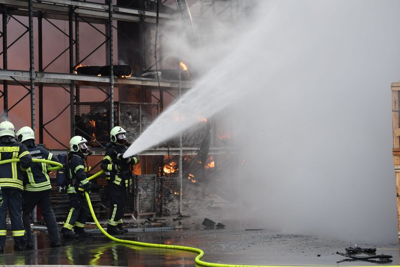 Einsatz der Feuerwehren des Kreises Recklinghausen und der Stadt Herten bei dem Großbrand der Lagerhalle der Hagebau Logistik in Herten (NW), am Sonntag (01.03.2020).