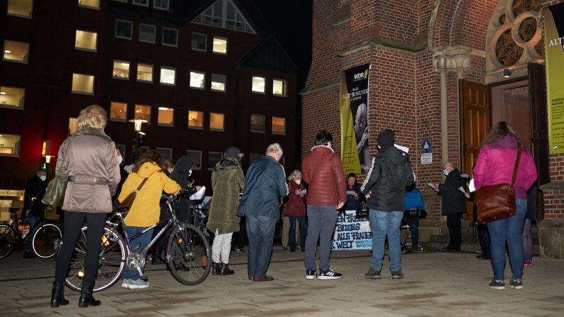 Friedensgebet zum Internationalen Tag Gegen Gewalt gegen Frauen - vor der Kreuzkirche.