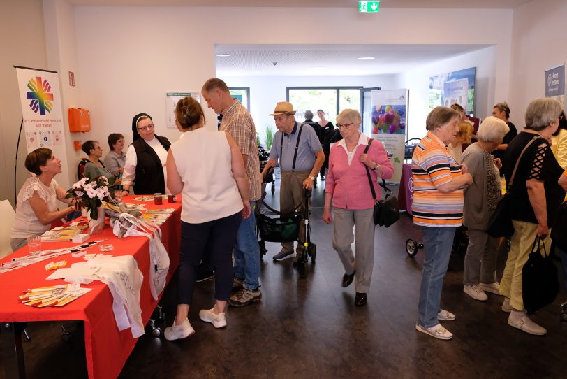 Blick in die gut besuchte Eingangshalle des Seminarzentrums am EvK Herne.