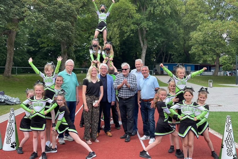 Die BTC-Gruppe mit Hannah Peters (M.) sowie fünf der sechs Mitglieder des Sportstammtisches (v.li.) Heinz Niehoff, Heinz Huschenbeth, Jochen Schübel, Arnold Scheibe und Arnold „Adi“ Plickert. Bei der Übergabe fehlte das sechste Mitglied Dr. Veselko Jovanovic.