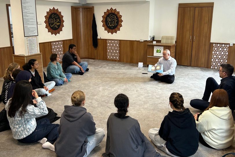 Schüler des Haranni-Gymnasiums besuchten die Islamische Gemeinde in Röhlinghausen.