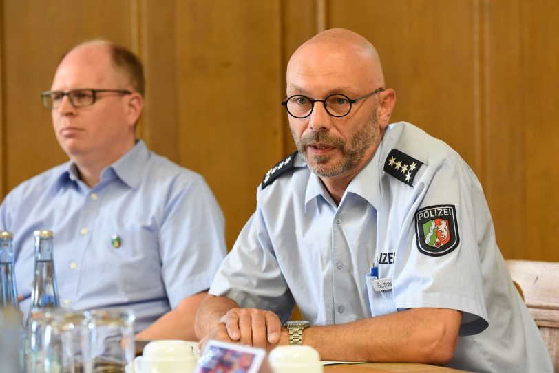 v.l. Johannes Chudziak, Roland Schwarz, Leiter der Kirmeswache der Polizei