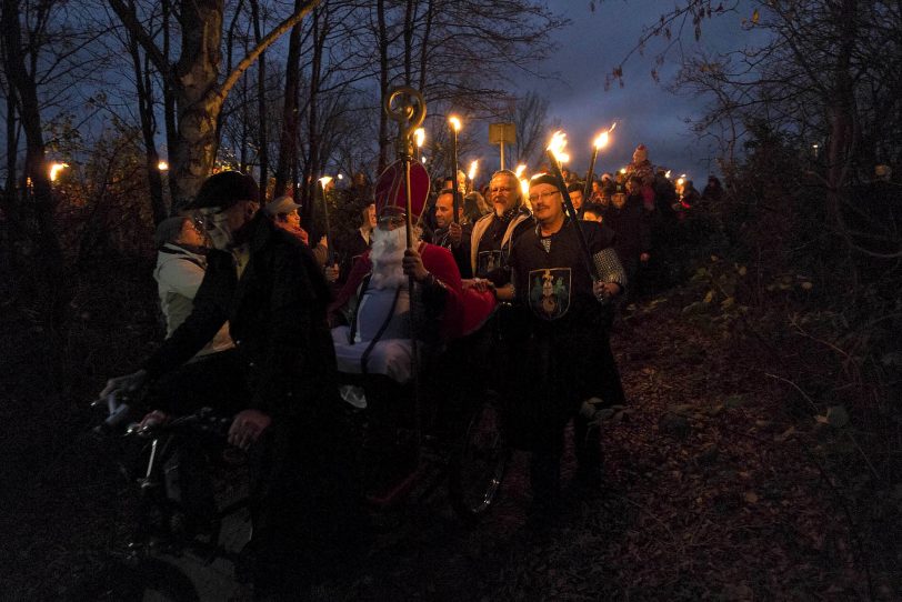 Am Nikolaustag kommt dieser selbstverständlich beim Mond-Weihnachtsmarkt vorbei.