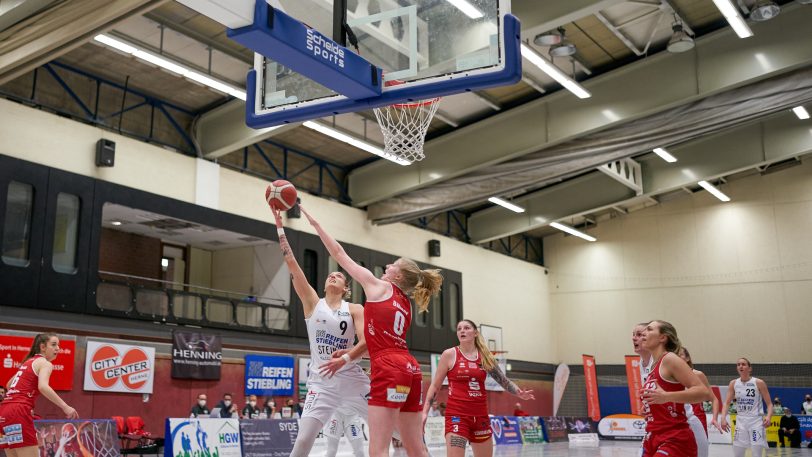 Die HTC Basketballerinnen ziehen durch ein 75:69 gegen die GiroLive Panthers Osnabrück in das Final-Four des DBBL Pokals ein. Am Ball Kristina Topuzovic