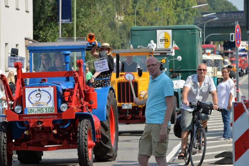 Kirmesoldtimer fahren von Bochum zum Cranger Kirmesplatz