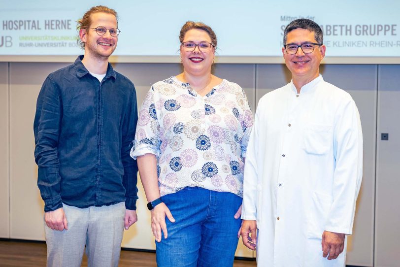 Dr. Simon Wang, Leitender Oberarzt Pneumologie Medizinische Klinik I des Marien Hospital Herne (r.), Dr. Sebastian Bertram, Oberarzt Pneumologie Medizinische Klinik I des Marien Hospital Herne (l.), und Claudia Psyk, Atmungstherapeutin und Gesundheits- und Krankenpflegerin der Medizinischen Klinik I des Marien Hospital Herne, informierten gemeinsam rund um die Erkrankung Asthma.