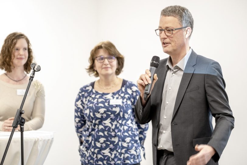 Lena Feldhaus (li), Michaela Mühlmann und Rochus Wellenbrock bei der Eröffnung.