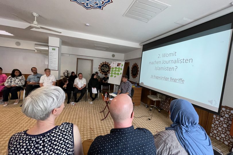 Fabian Goldmann, Journalist und Islamwissenschaftler (vor dem Bildschirm), beim Workshop in der Islamischen Gemeinde.