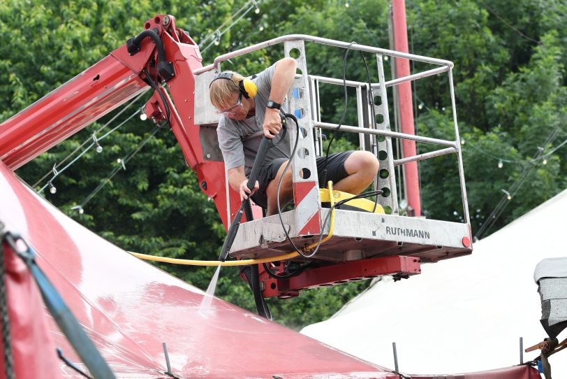 Circus-Direktor Rainer Deutsch beim 'Zeltputz'.