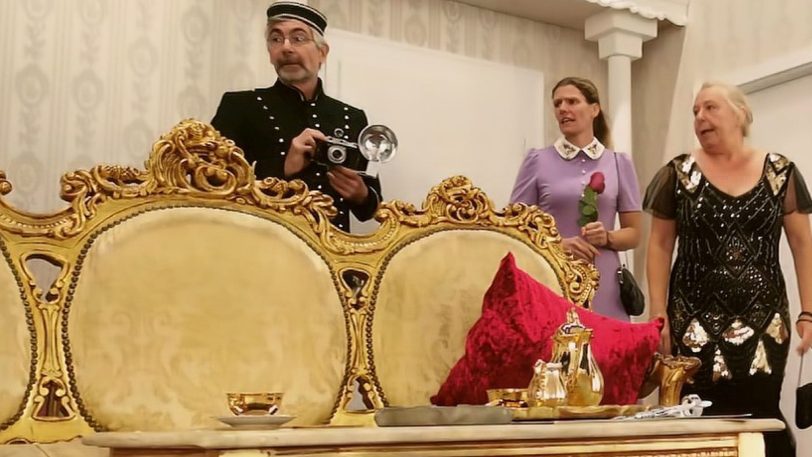 Der Hotelpage Frank (Michael Zimmermann), Henrys Tochter Maggie (Sabrina Moskei) und Julia (Andrea Koch), die Vorsitzende der Operngilde, würden alles tun, um Tito Merelli vor seinem Auftritt zu treffen.