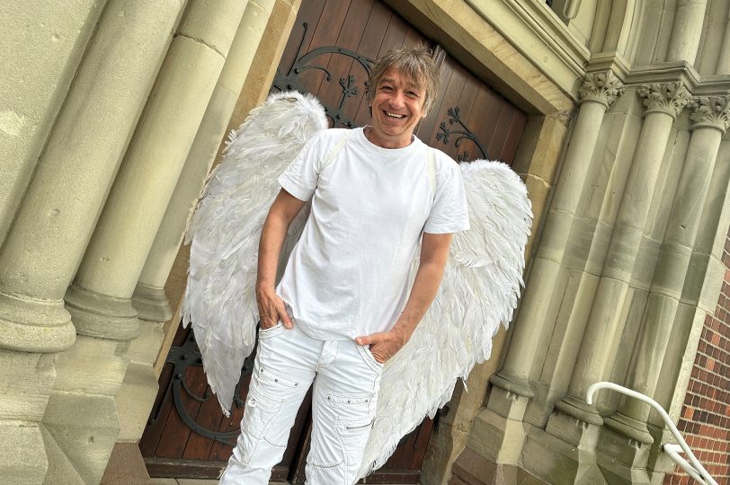 Bei dem musikalischen Weihnachtsmärchen – Vergiss mich nicht – will der kleine Engel dem Weihnachtsmann beim Geschenke verteilen helfen.