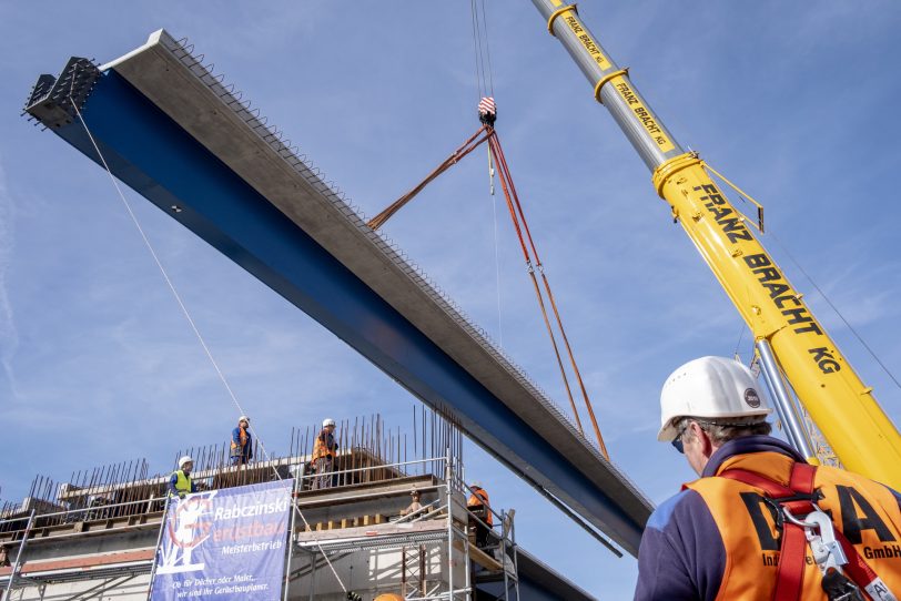 Einschweben von Brückenteilen für den Neubau der Autobahnbrücke der A43 mit der A2 im Autobahnkreuz in Recklinghausen (NW), am Samstag (23.02.2019).