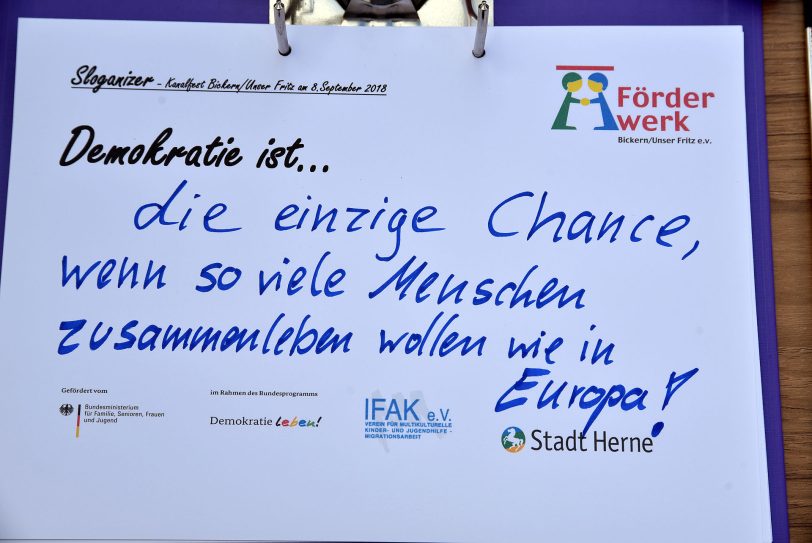 Demokratie ist... - Hinweisschild bei dem Kanalfest 2018.