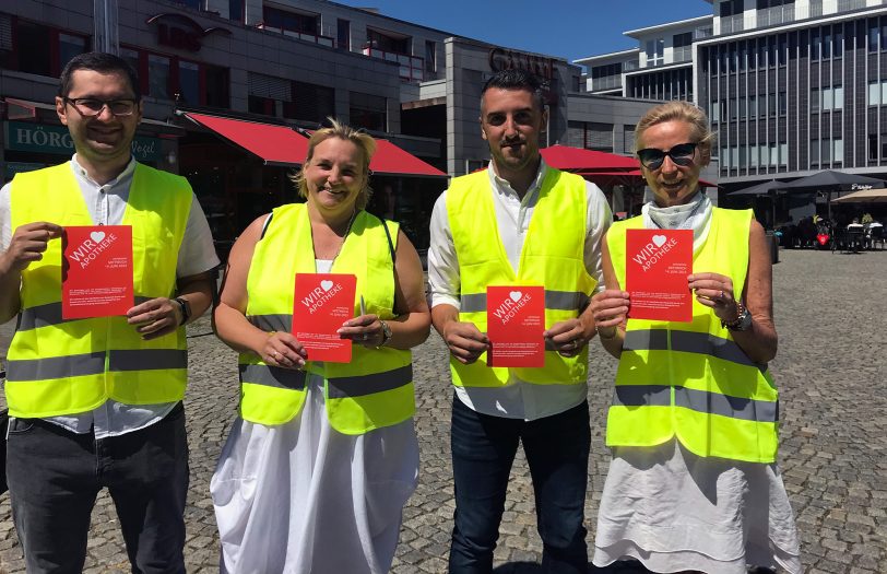 Gemeinsam am Protesttag: (v.li.) Gökhan Atasoy ( Apotheke Am Schloss), Simone Rempe (Kronen-Apotheke Herne), Mohamad Bassal (Inhaber der Apotheke Am Schloss & Neumarkt Apotheke) und Ulrike Meyer (Inhaberin Kronen-Apotheke Herne).