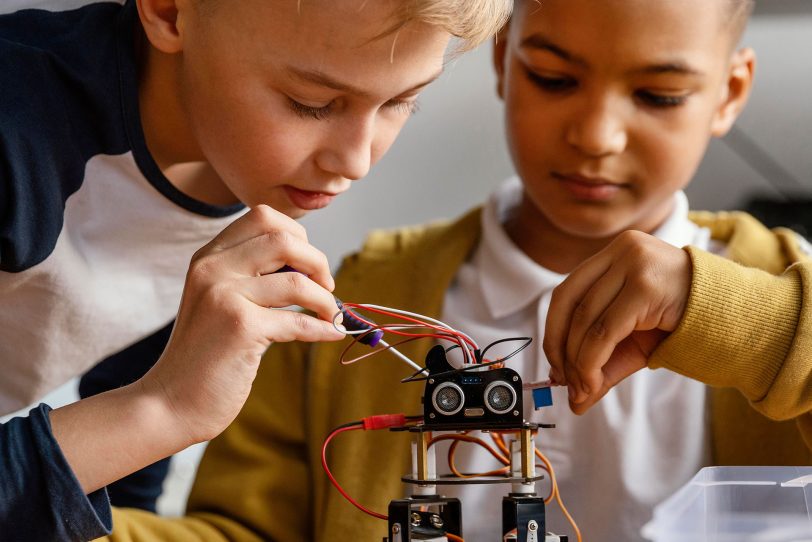 Eltern in Herne sollten Knopfzellen immer außerhalb der Reichweite von Kindern aufbewahren, um gefährliche Verletzungen zu verhindern.