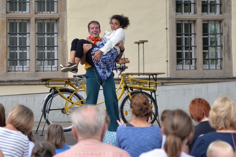 Das Kazibaze-Theater spielte im Schlosshof: Absender unbekannt.