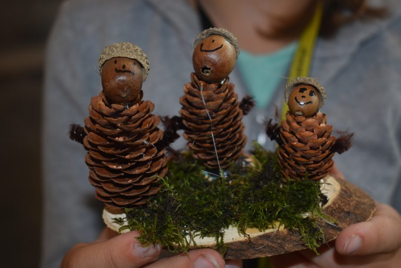 Waldgeister aus Naturmaterialien.