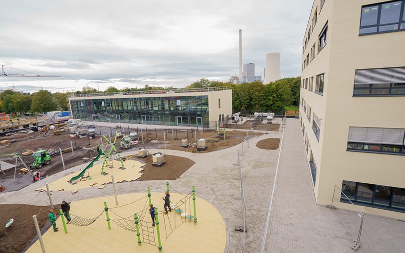 Der Schulhof ist noch nicht ganz fertig, bis Ende Oktober 2024 soll es soweit sein. Auf die Flächen mit Erde wird Rollrasen verlegt.