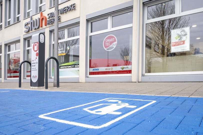Eine Ladestation für Elektroautos vor dem Kundencenter der Stadtwerke.