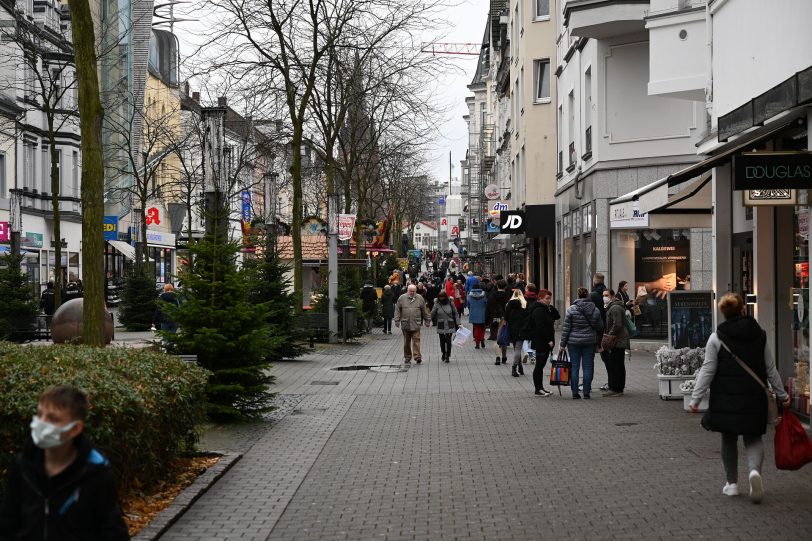 Das Weihnachtsgeschäft 2021 in der Herner City: Zwischen Tannenbäumen und Buden mussten die Geschäfte die 2G-Regel umsetzen.